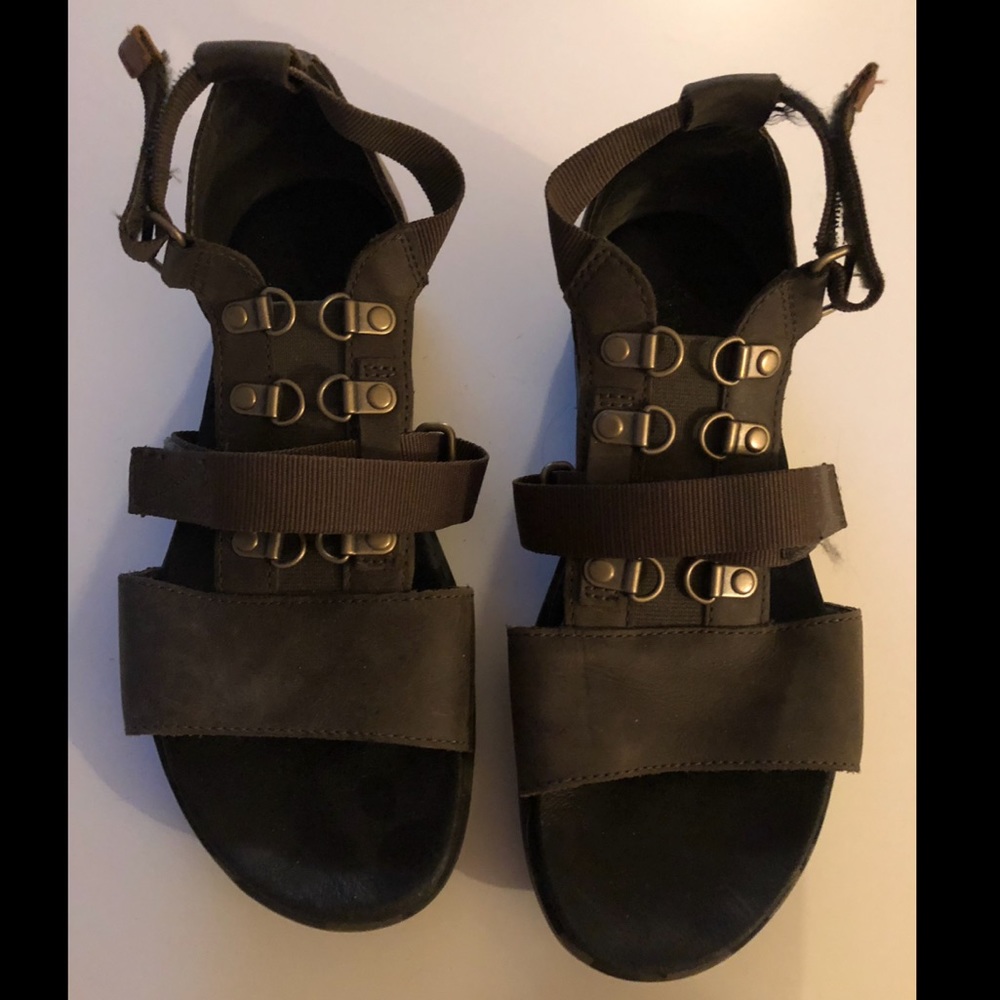 Sorel green leather camo sandal